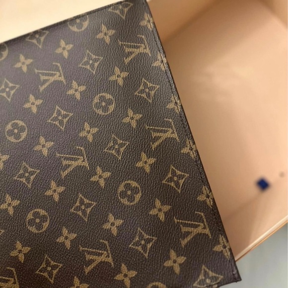 Louis Vuitton LV Toiletry 26 - Picture 9 of 10